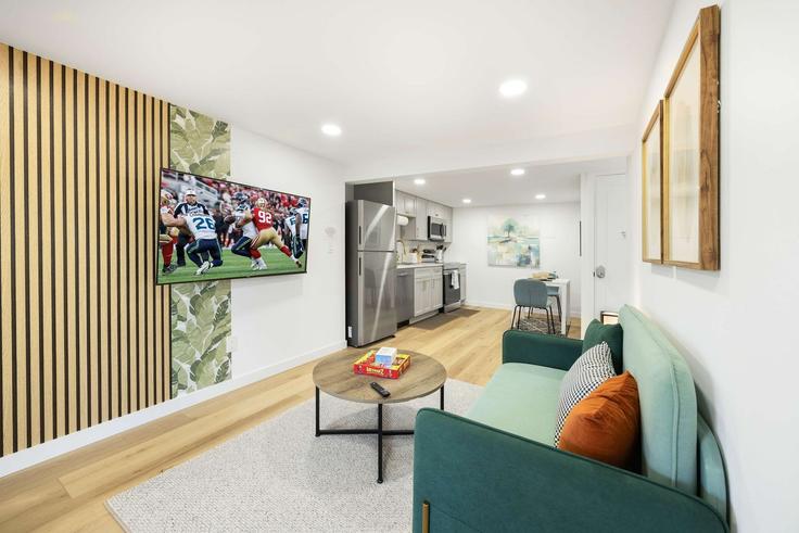 Elegant gestaltetes Wohnzimmer mit moderner Einrichtung in einer Wohnung im Building 33rd Avenue Southwest - snowballrentals - 1571526 in Seattle, Seattle