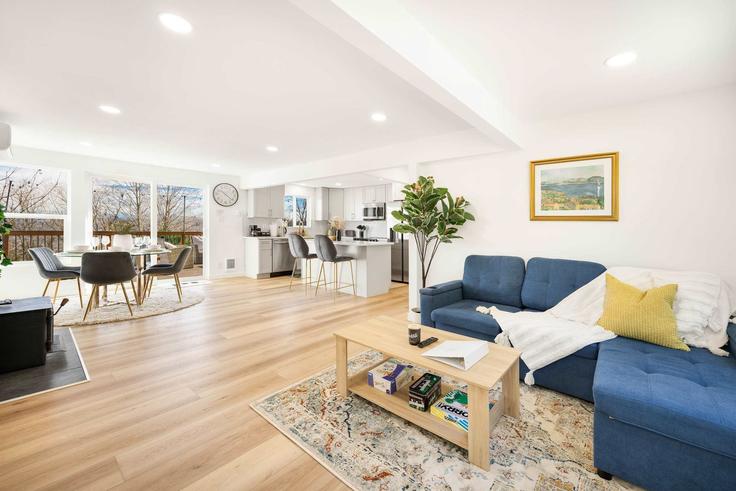 Elegant gestaltetes Wohnzimmer mit moderner Einrichtung in einer Wohnung im Building 33rd Avenue Southwest - snowballrentals - 1571521 in Seattle, Seattle