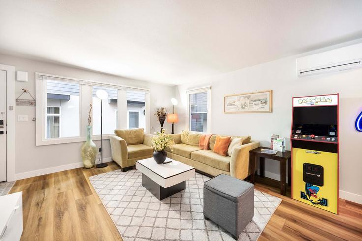 Sala de estar elegantemente projetada com móveis modernos em um apartamento no Building 44th Avenue Southwest - snowballrentals - 1571547 em Seattle, Seattle
