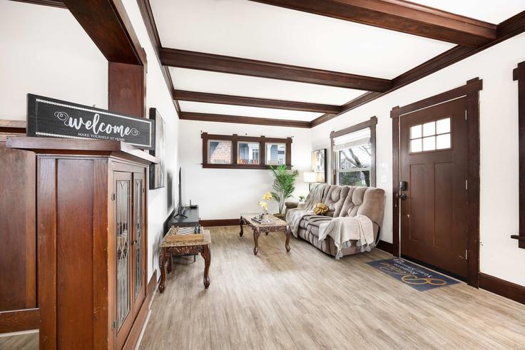 Seattle, Seattle에 위치한 Building 5th Avenue Northeast - snowballrentals - 1571618 유닛의 세련된 인테리어가 돋보이는 거실 Seattle, Seattle에 위치한 Building 5th Avenue Northeast - snowballrentals - 1571618 유닛의 세련된 인테리어가 돋보이는 거실