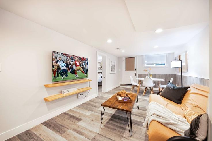 Salle de séjour élégante avec mobilier moderne dans un appartement à Building 5th Avenue Northeast - snowballrentals - 1571586 à Seattle, Seattle Salle de séjour élégante avec mobilier moderne dans un appartement à Building 5th Avenue Northeast - snowballrentals - 1571586 à Seattle, Seattle