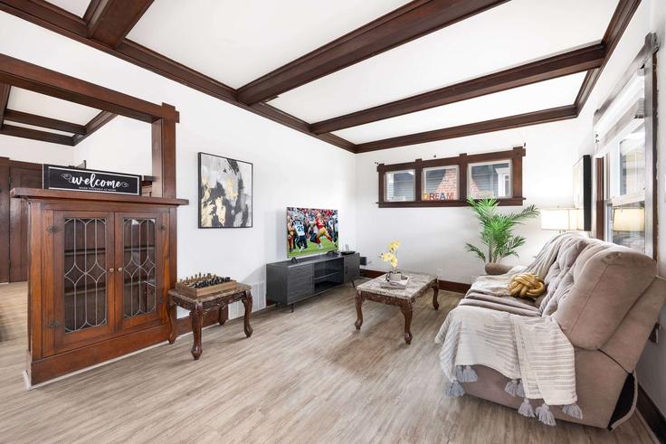 Salle de séjour élégante avec mobilier moderne dans un appartement à Building 5th Avenue Northeast - snowballrentals - 1571618 à Seattle, Seattle Salle de séjour élégante avec mobilier moderne dans un appartement à Building 5th Avenue Northeast - snowballrentals - 1571618 à Seattle, Seattle
