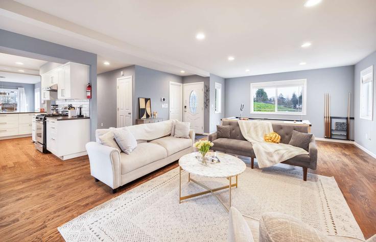 Seattle SeattleのBuilding South Cloverdale Street - snowballrentals - 1571575のアパートメントにある、モダンな家具を備えたエレガントなデザインのリビングルーム Seattle SeattleのBuilding South Cloverdale Street - snowballrentals - 1571575のアパートメントにある、モダンな家具を備えたエレガントなデザインのリビングルーム