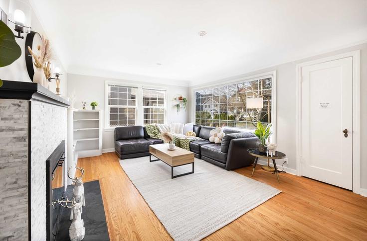 Building Northeast 95th Street - snowballrentals - 1571548 adresindeki bir dairede modern mobilyalarla zarif bir şekilde tasarlanmış oturma odası Seattle, Seattle