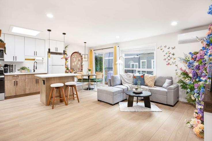 Elegant gestaltetes Wohnzimmer mit moderner Einrichtung in einer Wohnung im Building 6th Avenue North - snowballrentals - 1571528 in Seattle, Seattle Elegant gestaltetes Wohnzimmer mit moderner Einrichtung in einer Wohnung im Building 6th Avenue North - snowballrentals - 1571528 in Seattle, Seattle
