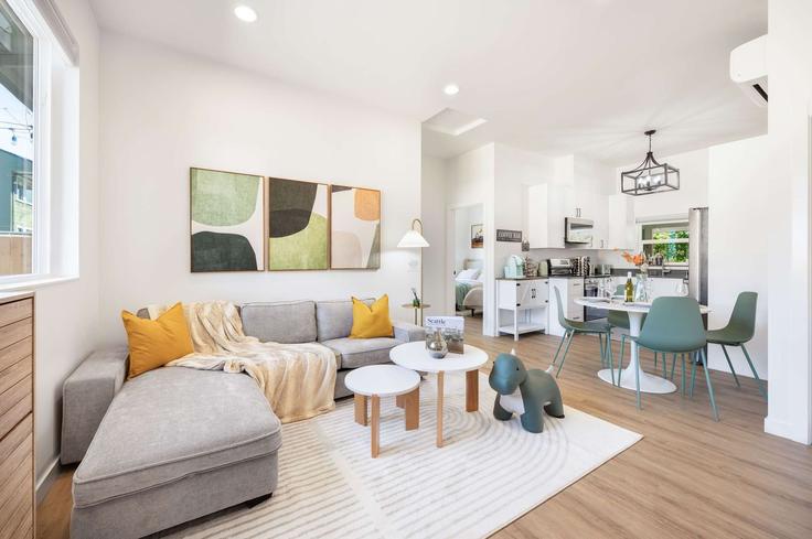 Seattle SeattleのBuilding Northeast 95th Street - snowballrentals - 1571588のアパートメントにある、モダンな家具を備えたエレガントなデザインのリビングルーム
