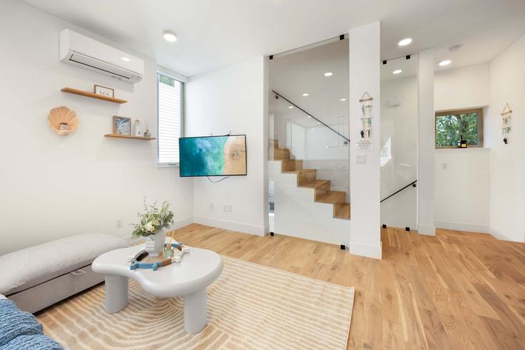 Elegant gestaltetes Wohnzimmer mit moderner Einrichtung in einer Wohnung im Building North 48th Street - snowballrentals - 1571589 in Seattle, Seattle Elegant gestaltetes Wohnzimmer mit moderner Einrichtung in einer Wohnung im Building North 48th Street - snowballrentals - 1571589 in Seattle, Seattle
