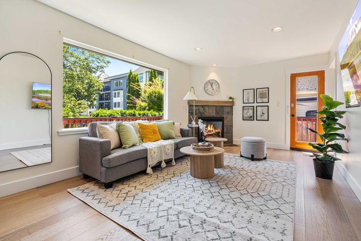 Building Williams Avenue South - snowballrentals - 1571570 adresindeki bir dairede modern mobilyalarla zarif bir şekilde tasarlanmış oturma odası Renton, Renton