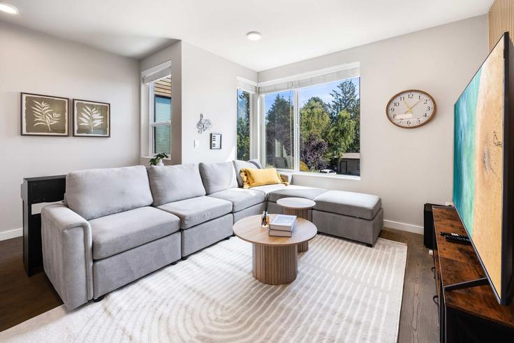 Seattle SeattleのBuilding 35th Avenue Northeast - snowballrentals - 1571621のアパートメントにある、モダンな家具を備えたエレガントなデザインのリビングルーム