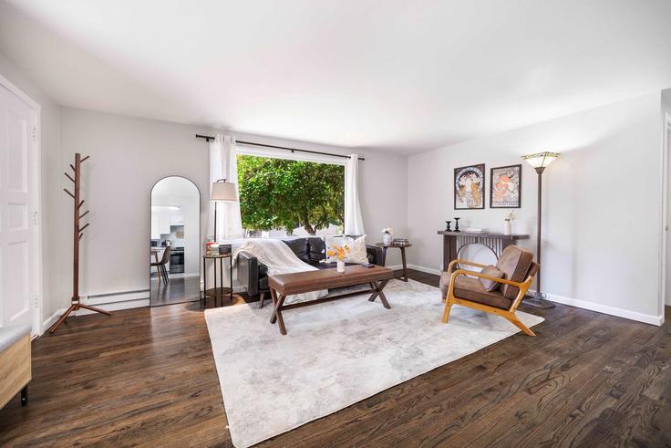 Sala de estar elegantemente projetada com móveis modernos em um apartamento no Building North 145th Street - snowballrentals - 1571531 em Shoreline, Shoreline Sala de estar elegantemente projetada com móveis modernos em um apartamento no Building North 145th Street - snowballrentals - 1571531 em Shoreline, Shoreline