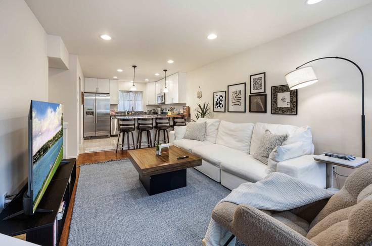 Sala de estar elegantemente projetada com móveis modernos em um apartamento no Building 5th Avenue Northeast - snowballrentals - 1571573 em Seattle, Seattle Sala de estar elegantemente projetada com móveis modernos em um apartamento no Building 5th Avenue Northeast - snowballrentals - 1571573 em Seattle, Seattle