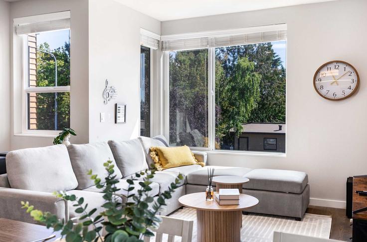 Sala de estar elegantemente projetada com móveis modernos em um apartamento no Building 35th Avenue Northeast - snowballrentals - 1571621 em Seattle, Seattle