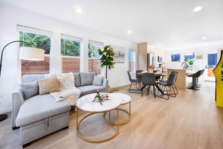 Sala de estar elegantemente projetada com móveis modernos em um apartamento no Building South Henderson Street - snowballrentals - 1571574 em Seattle, Seattle