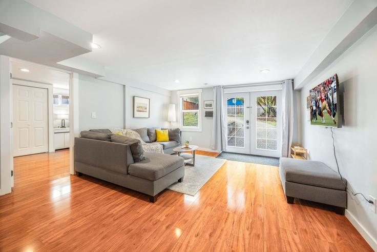 Sala de estar elegantemente projetada com móveis modernos em um apartamento no Building 21st Avenue Northeast - snowballrentals - 1571532 em Seattle, Seattle