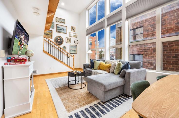 Seattle, Seattle에 위치한 Building 1st Avenue - snowballrentals - 1571522 유닛의 세련된 인테리어가 돋보이는 거실 Seattle, Seattle에 위치한 Building 1st Avenue - snowballrentals - 1571522 유닛의 세련된 인테리어가 돋보이는 거실