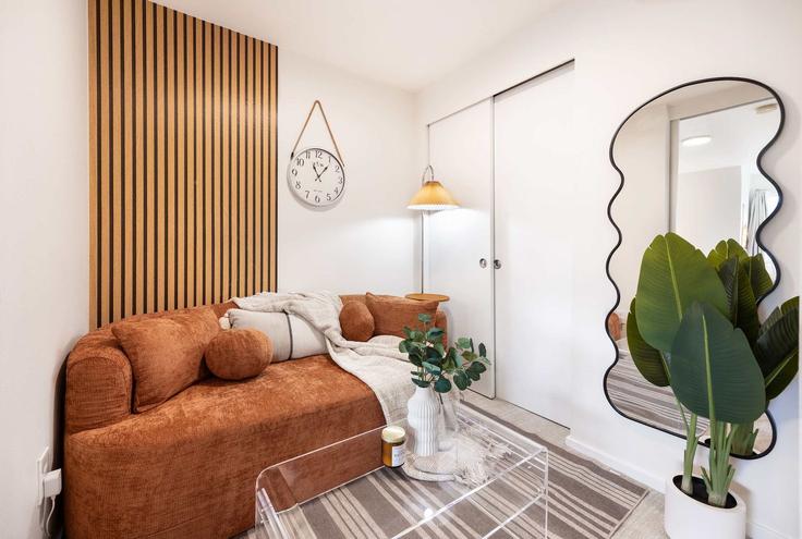Salle de séjour élégante avec mobilier moderne dans un appartement à Building Vine Street - snowballrentals - 1571576 à Seattle, Seattle