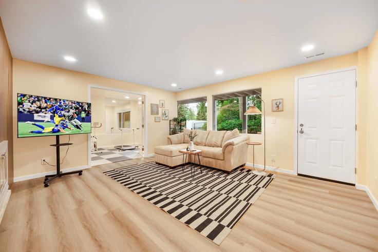 Sala de estar elegantemente projetada com móveis modernos em um apartamento no Building Southeast 45th Place - snowballrentals - 1637117 em Bellevue, Bellevue