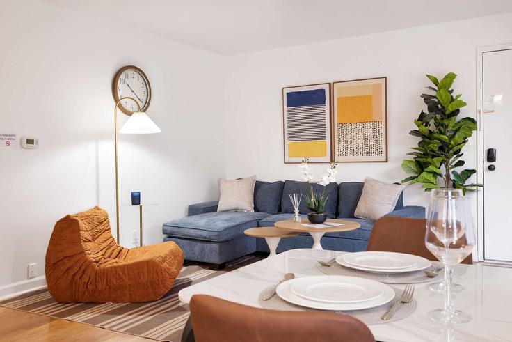Elegante sala de estar con mobiliario moderno en un apartamento en Building 35th Avenue Northeast - snowballrentals - 1571572 en Seattle, Seattle