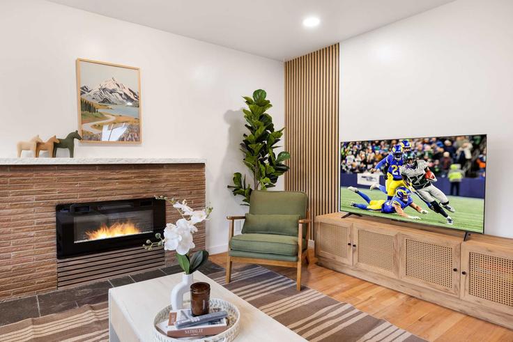 Elegante sala de estar con mobiliario moderno en un apartamento en Building 35th Avenue Northeast - snowballrentals - 1571577 en Seattle, Seattle