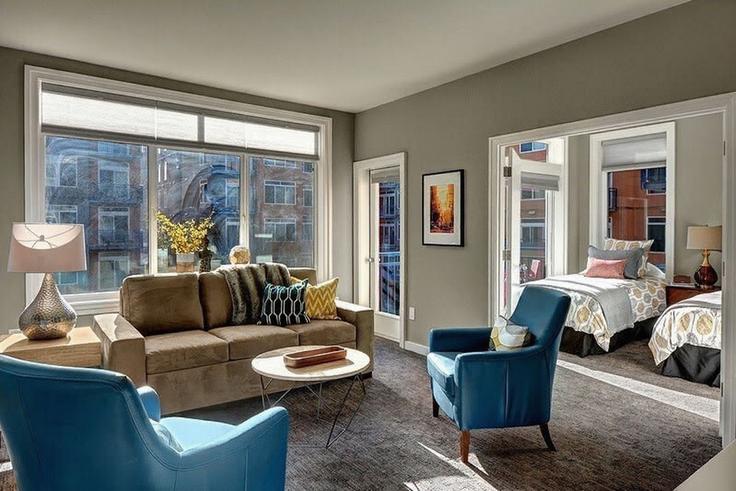 Salle de séjour élégante avec mobilier moderne dans un appartement à Building 2nd Avenue - snowballrentals - 1034927 à Seattle, Seattle