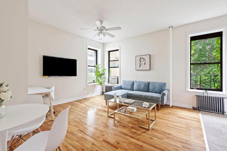Manhattan, New York에 위치한 Building East 69th Street - snsgroup - 1294661 - NYC 아파트의 세련된 인테리어가 돋보이는 거실 Manhattan, New York에 위치한 Building East 69th Street - snsgroup - 1294661 - NYC 아파트의 세련된 인테리어가 돋보이는 거실