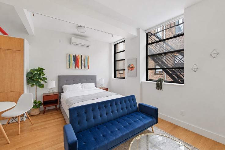 Elegante sala de estar con mobiliario moderno en un apartamento en Building West 45th Street - snsgroup - 1224960 - NYC en Manhattan, New York Elegante sala de estar con mobiliario moderno en un apartamento en Building West 45th Street - snsgroup - 1224960 - NYC en Manhattan, New York