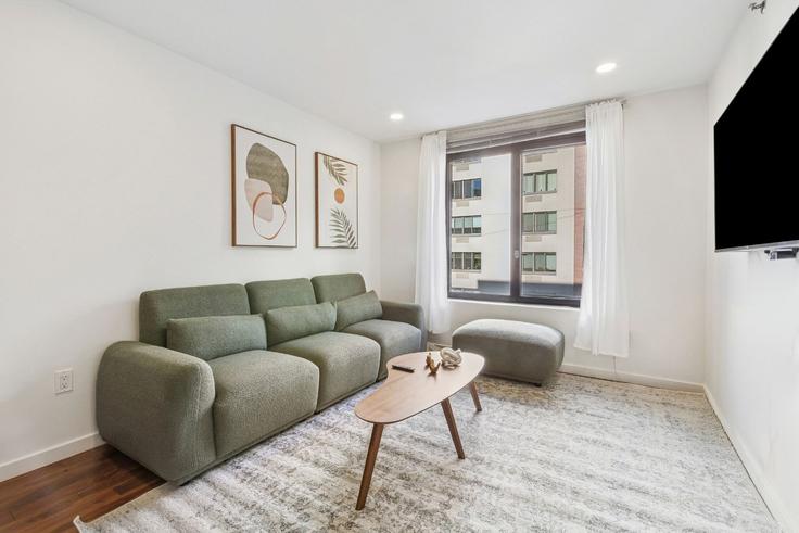 New York ManhattanのBuilding East 110th Street - snsgroup - 1322508のアパートメントにある、モダンな家具を備えたエレガントなデザインのリビングルーム New York ManhattanのBuilding East 110th Street - snsgroup - 1322508のアパートメントにある、モダンな家具を備えたエレガントなデザインのリビングルーム