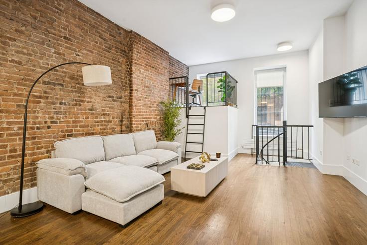 Elegantly designed living room with modern furnishings in an apartment at Building East 83rd Street - snsgroup - 1312101 in Manhattan, New York Elegantly designed living room with modern furnishings in an apartment at Building East 83rd Street - snsgroup - 1312101 in Manhattan, New York