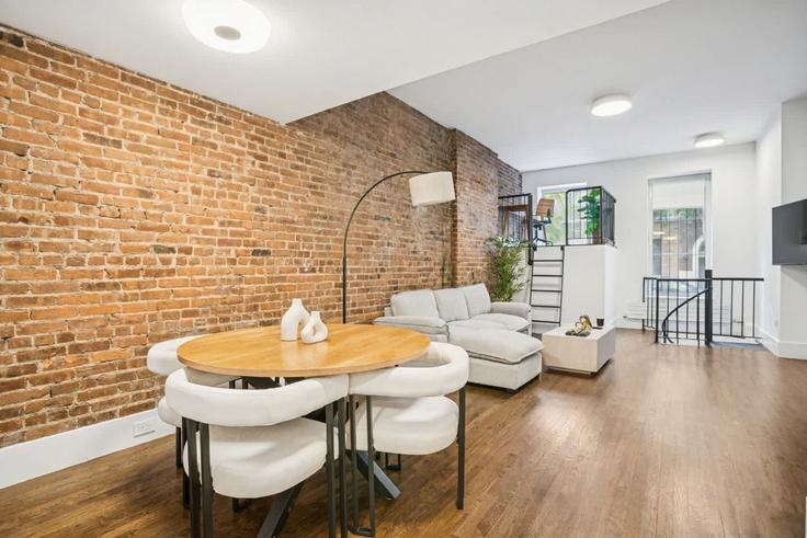 Manhattan, New York에 위치한 Building East 83rd Street - snsgroup - 1312101 유닛의 세련된 인테리어가 돋보이는 거실 Manhattan, New York에 위치한 Building East 83rd Street - snsgroup - 1312101 유닛의 세련된 인테리어가 돋보이는 거실