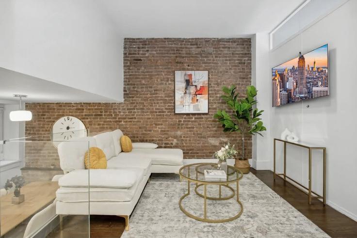 Salle de séjour élégante avec mobilier moderne dans un appartement à Building East 83rd Street - snsgroup - 1547610 à Manhattan, New York Salle de séjour élégante avec mobilier moderne dans un appartement à Building East 83rd Street - snsgroup - 1547610 à Manhattan, New York