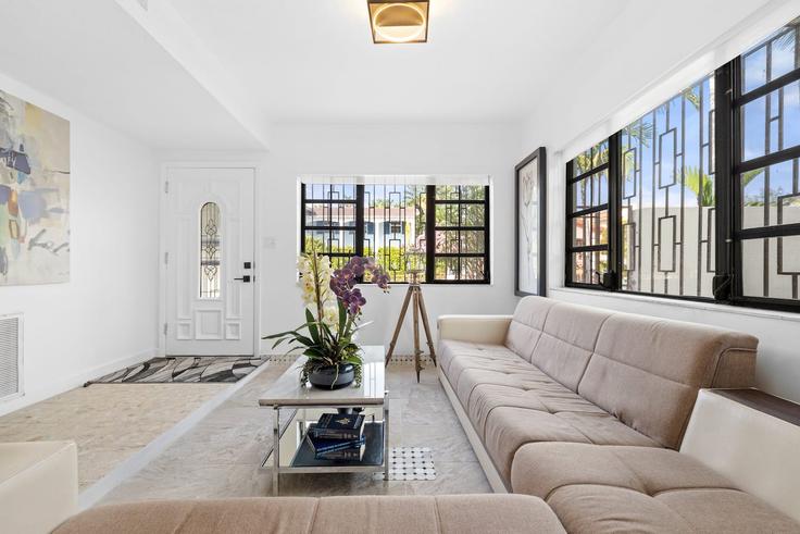 Elegante sala de estar con mobiliario moderno en un apartamento en Building Northwest 8th Street - sofla-vacations - 1539599 en Miami, Miami