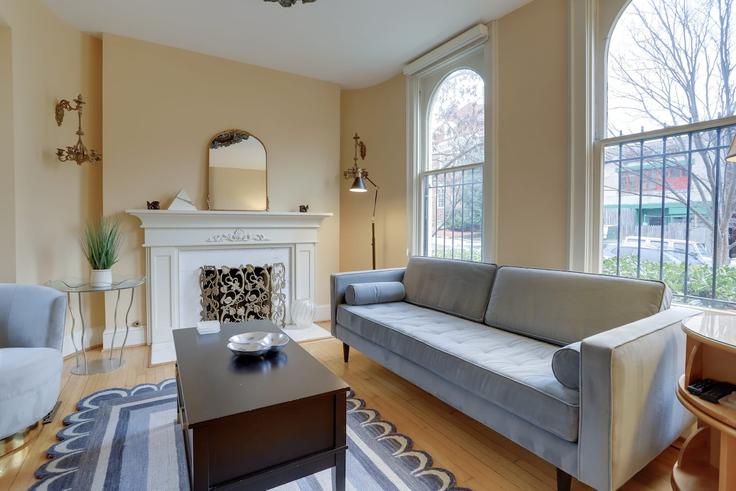 Sala de estar elegantemente projetada com móveis modernos em um apartamento no Building 21st Street Northwest - sojourn-guesty - 1013312 em Washington, Washington