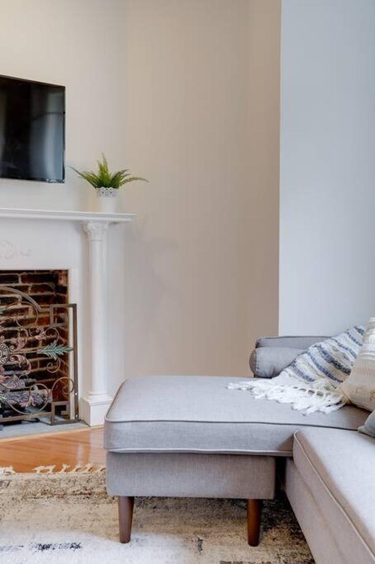 Elegante sala de estar con mobiliario moderno en un apartamento en Building Florida Avenue Northwest - sojourn-guesty - 1013230 en Washington, Washington Elegante sala de estar con mobiliario moderno en un apartamento en Building Florida Avenue Northwest - sojourn-guesty - 1013230 en Washington, Washington