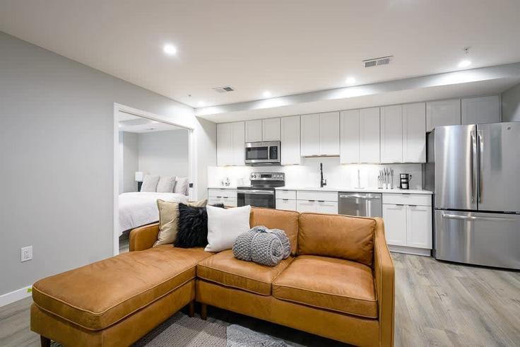 Building 17th Street Northwest - sojourn-guesty - 1512864 adresindeki bir dairede modern mobilyalarla zarif bir şekilde tasarlanmış oturma odası Washington, Washington