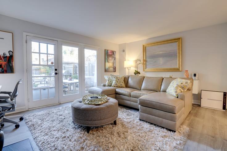 Building DEVEDAMA/ORTAKÖY/AKSARAY - sojourn-guesty - 1059632 - WDC adresindeki bir dairede modern mobilyalarla zarif bir şekilde tasarlanmış oturma odası Washington, Washington Building DEVEDAMA/ORTAKÖY/AKSARAY - sojourn-guesty - 1059632 - WDC adresindeki bir dairede modern mobilyalarla zarif bir şekilde tasarlanmış oturma odası Washington, Washington