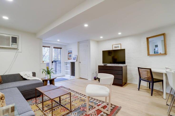 Elegant gestaltetes Wohnzimmer mit moderner Einrichtung in einer Wohnung im Building F Street Southeast - sojourn-guesty - 1286973 - WDC in Washington, Washington