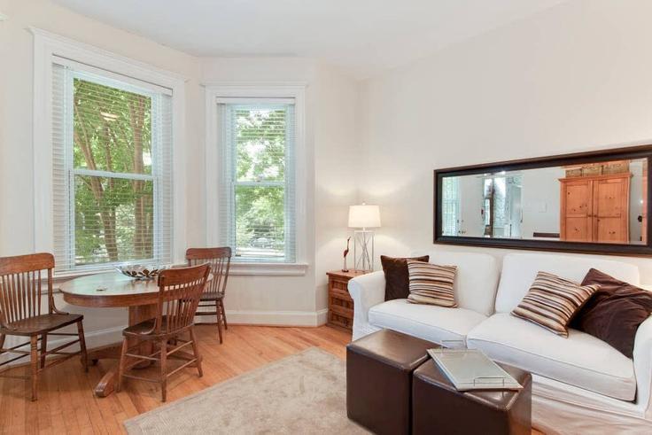 Elegant gestaltetes Wohnzimmer mit moderner Einrichtung in einer Wohnung im Building S Street Northwest - sojourn-guesty - 1013186 in Washington, Washington