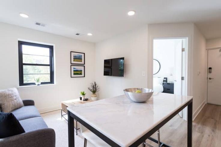 Elegant gestaltetes Wohnzimmer mit moderner Einrichtung in einer Wohnung im Building 13th Street Northwest - sojourn-guesty - 1512867 in Washington, Washington