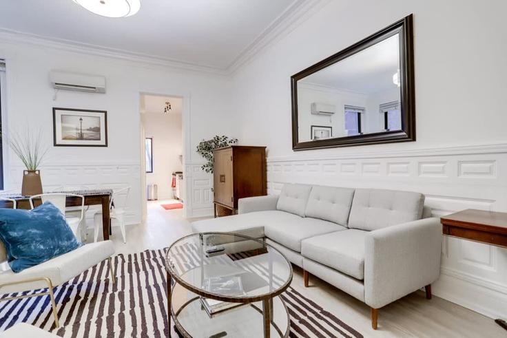 Salle de séjour élégante avec mobilier moderne dans un appartement à Building R Street Northwest - sojourn-guesty - 1059532 - WDC à Washington, Washington