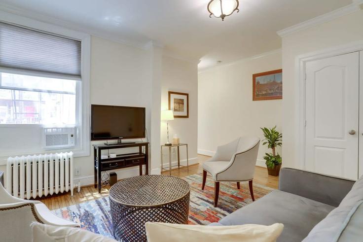 Sala de estar elegantemente projetada com móveis modernos em um apartamento no Building O Street Northwest - sojourn-guesty - 1013213 em Washington, Washington
