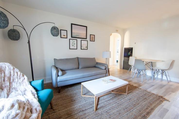 Sala de estar elegantemente projetada com móveis modernos em um apartamento no Building West Ocean View Avenue - sojourn-guesty - 1013225 em Norfolk, Norfolk