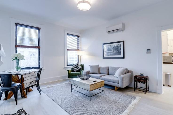 Washington, Washington에 위치한 Building R Street Northwest - sojourn-guesty - 1013699 아파트의 세련된 인테리어가 돋보이는 거실