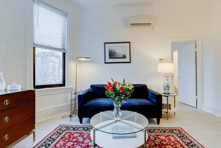 Washington, Washington에 위치한 Building R Street Northwest - sojourn-guesty - 1013698 아파트의 세련된 인테리어가 돋보이는 거실