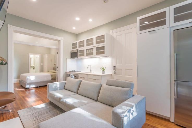 Washington WashingtonのBuilding Q Street Northwest - sojourn-guesty - 1013224のアパートメントにある、モダンな家具を備えたエレガントなデザインのリビングルーム