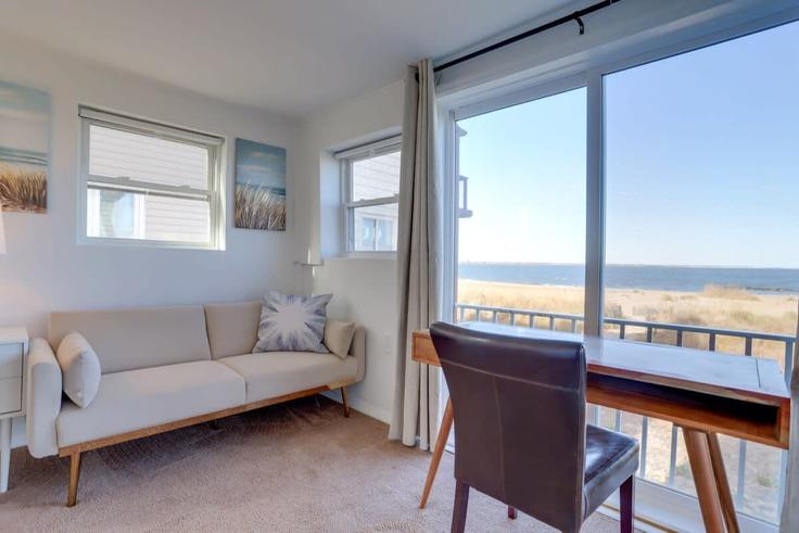 Sala de estar elegantemente projetada com móveis modernos em um apartamento no Building West Ocean View Avenue - sojourn-guesty - 1013233 em Norfolk, Norfolk