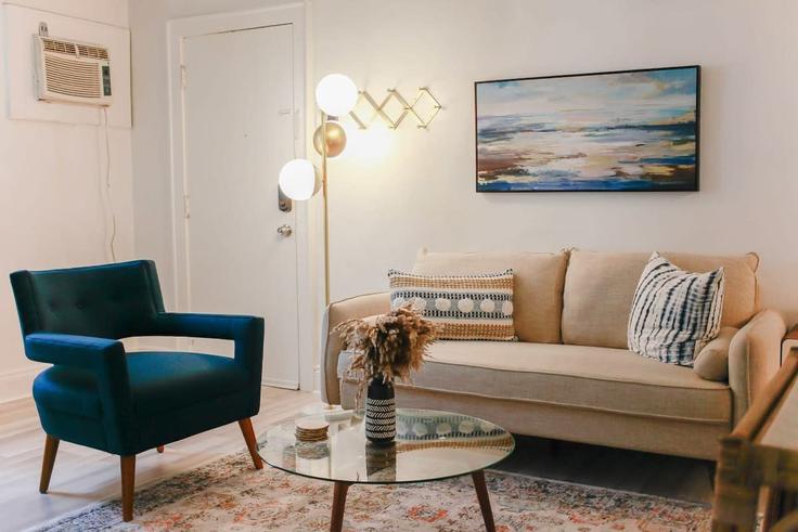 Building West Ocean View Avenue - sojourn-guesty - 1013229 adresindeki bir dairede modern mobilyalarla zarif bir şekilde tasarlanmış oturma odası Norfolk, Norfolk