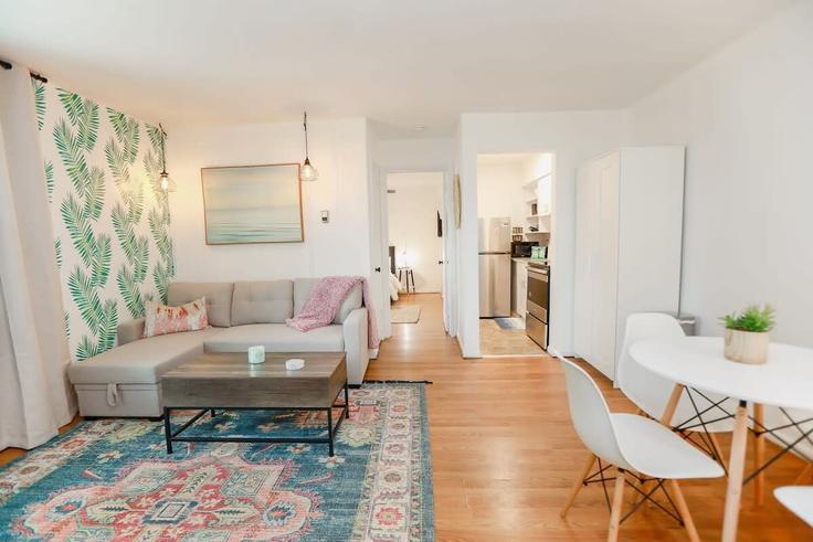 Salle de séjour élégante avec mobilier moderne dans un appartement à Building West Ocean View Avenue - sojourn-guesty - 1013241 à Norfolk, Norfolk
