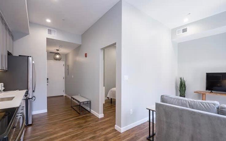 Elegante sala de estar con mobiliario moderno en un apartamento en Building 17th Street Northwest - sojourn-guesty - 1013250 - WDC en Washington, Washington