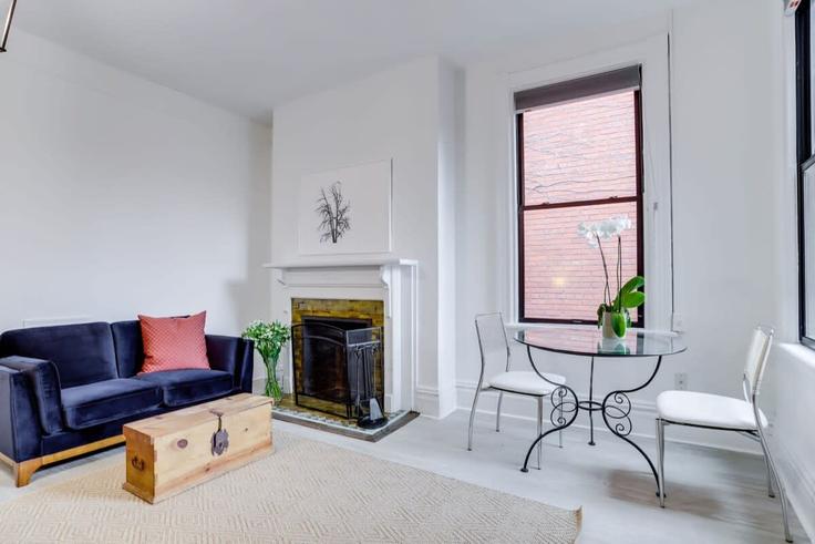 Washington, Washington에 위치한 Building R Street Northwest - sojourn-guesty - 1013176 아파트의 세련된 인테리어가 돋보이는 거실