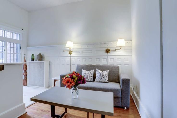 Salle de séjour élégante avec mobilier moderne dans un appartement à Building S Street Northwest - sojourn-guesty - 1013262 à Washington, Washington Salle de séjour élégante avec mobilier moderne dans un appartement à Building S Street Northwest - sojourn-guesty - 1013262 à Washington, Washington